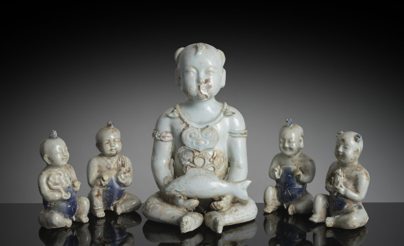 A large 'qingbai' style porcelain sculpture of a boy holding a fish and four small boys - 图1