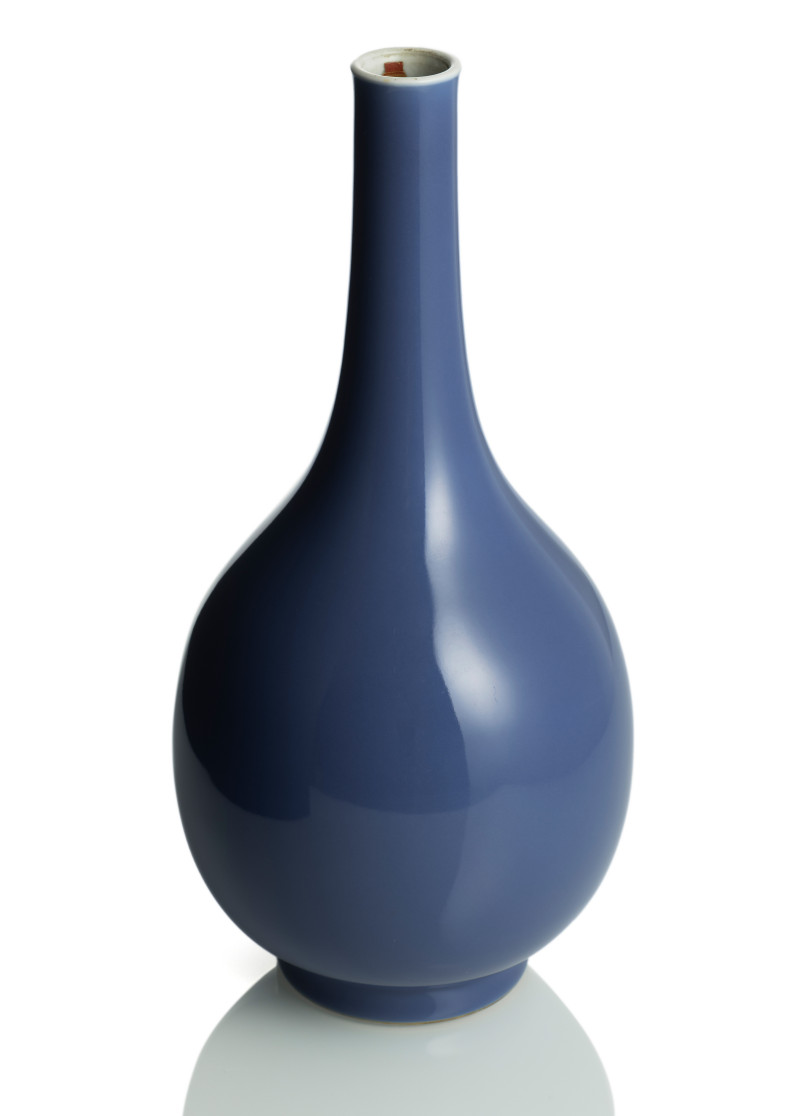 An unusual light purpleblue-glazed porcelain bottle vase - 图2
