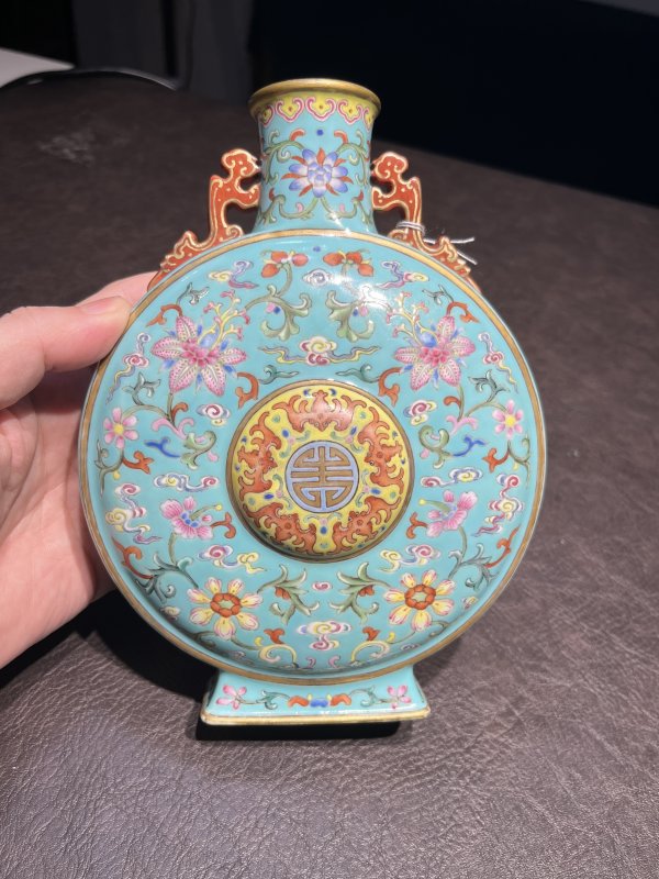 清乾隆 松绿地洋彩瑞莲纹抱月瓶 - 图22