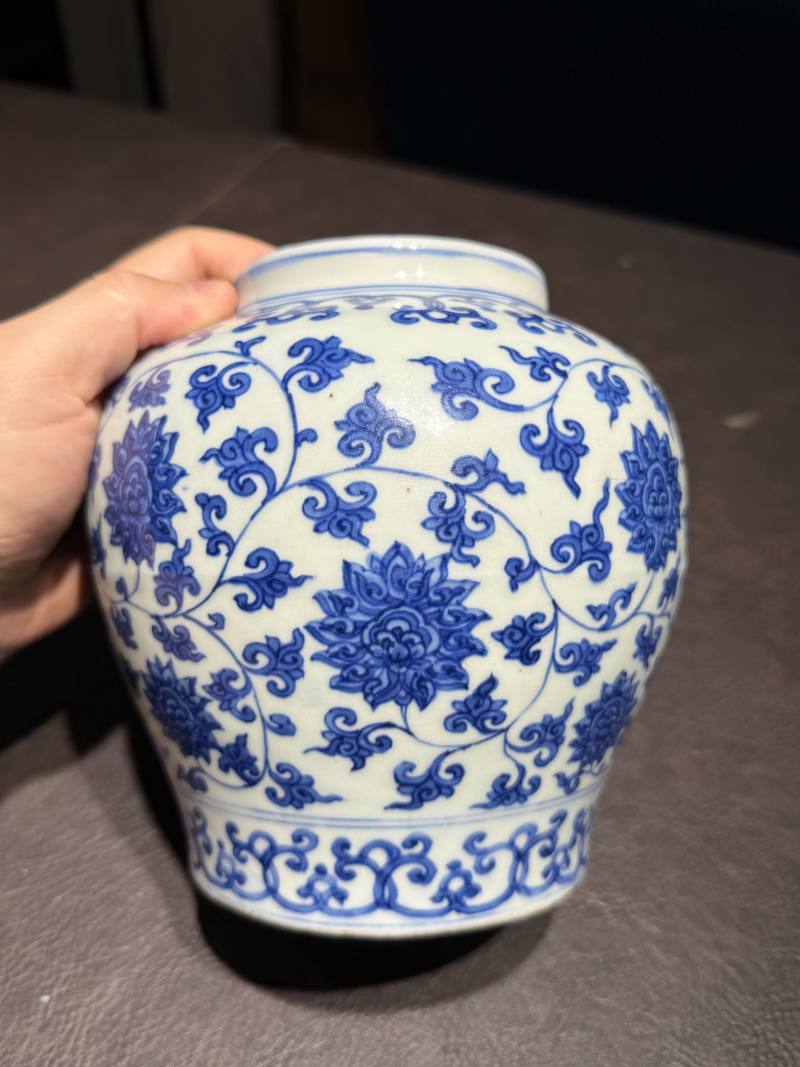 明万历 青花缠枝莲纹罐 - 图7