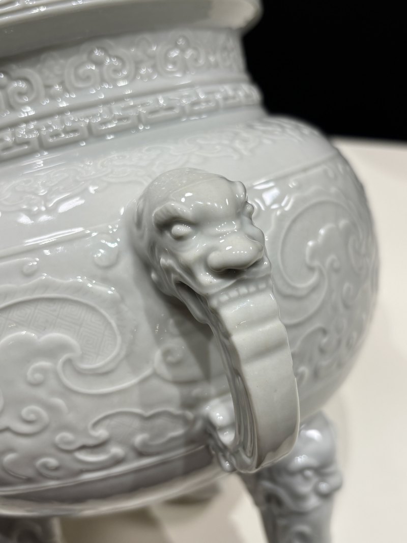 清乾隆 仿定白釉浮雕饕餮纹兽耳三足炉 - 图12