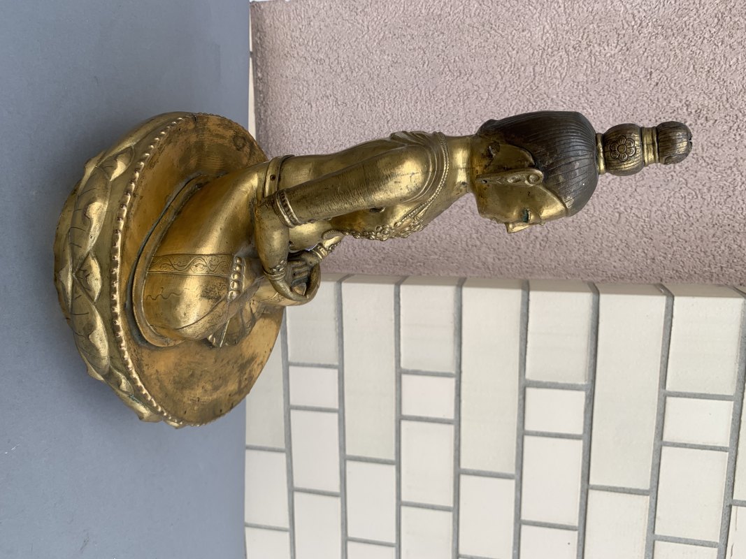 A gilt-repoussé figure of Amitayus - 图9