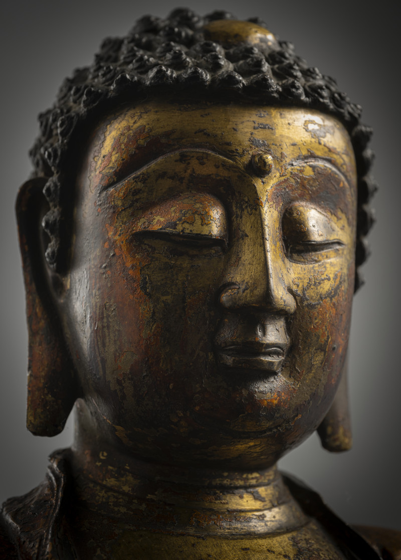 A GILT- AND RED-LACQUERED BRONZE FIGURE OF BUDDHA SHAKYAMUNI - 图3