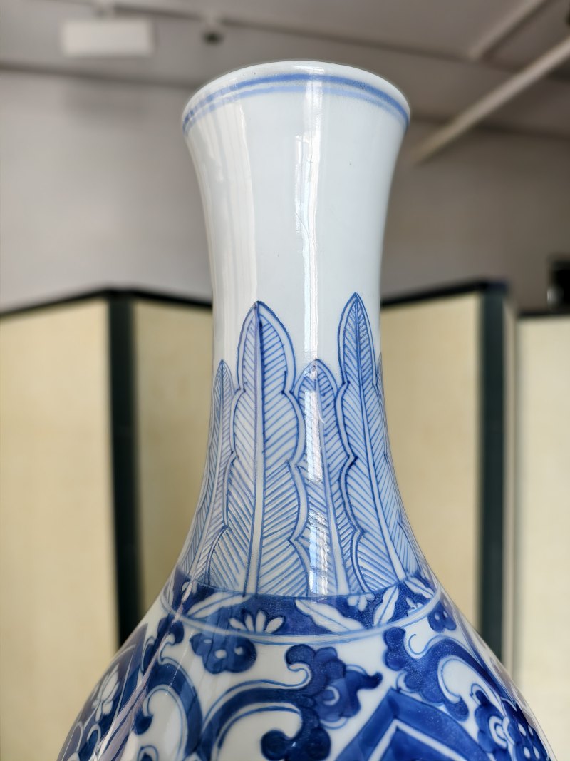 A large and rare 'triple gourd' porcelain vase with underglaze blue dragon decoration - 图14