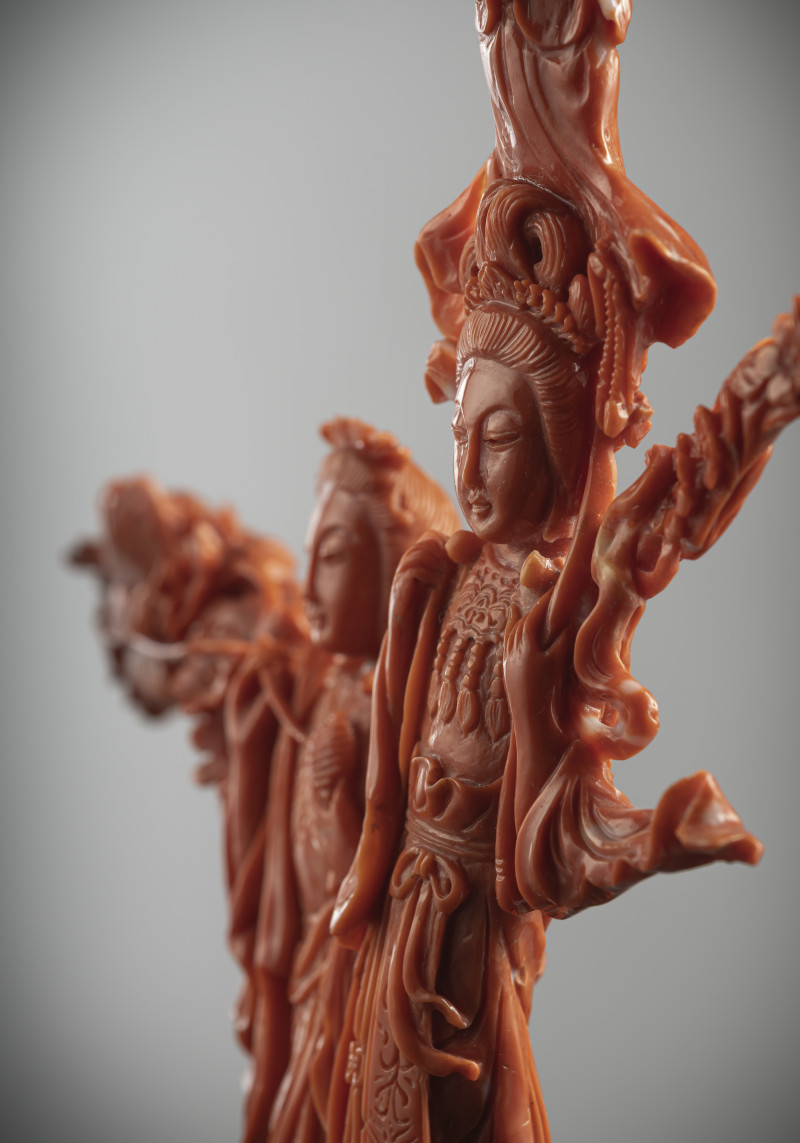 A coral carving of two figures - 图3