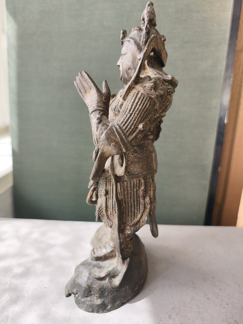 A bronze figure of standing Weituo on a stand dressed in splendid armour with traces of gilding - 图11