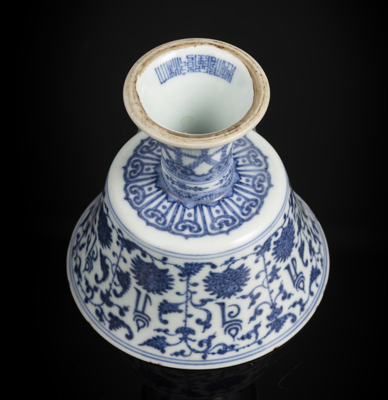 A blue and white stemcup - 图4