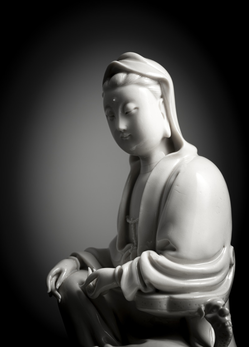 A delicate seated figure of Guanyin made of Dehua porcelain - 图4