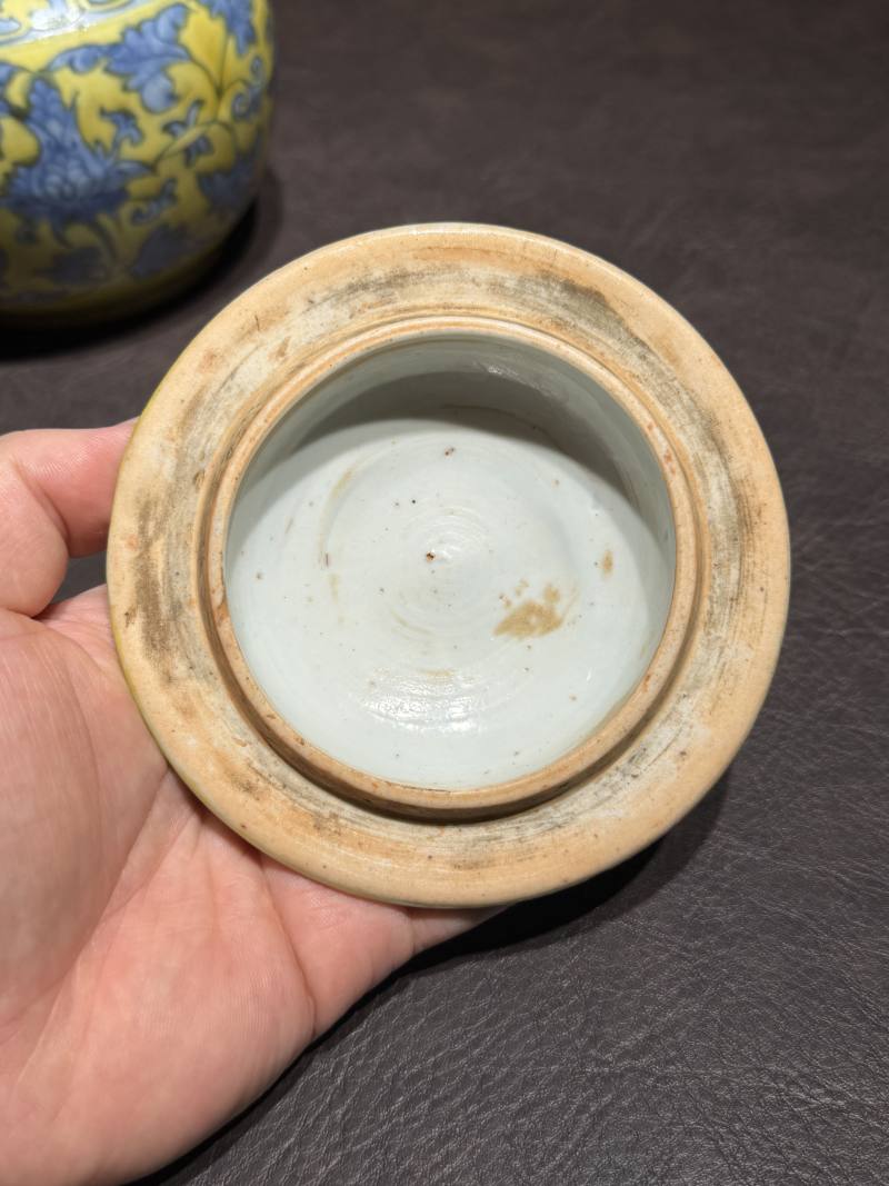 明嘉靖 黄地青花缠枝莲纹盖罐 - 图8