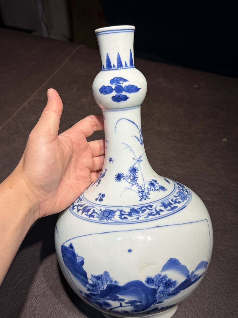 明崇祯 青花开光山水图长颈瓶 - 图6