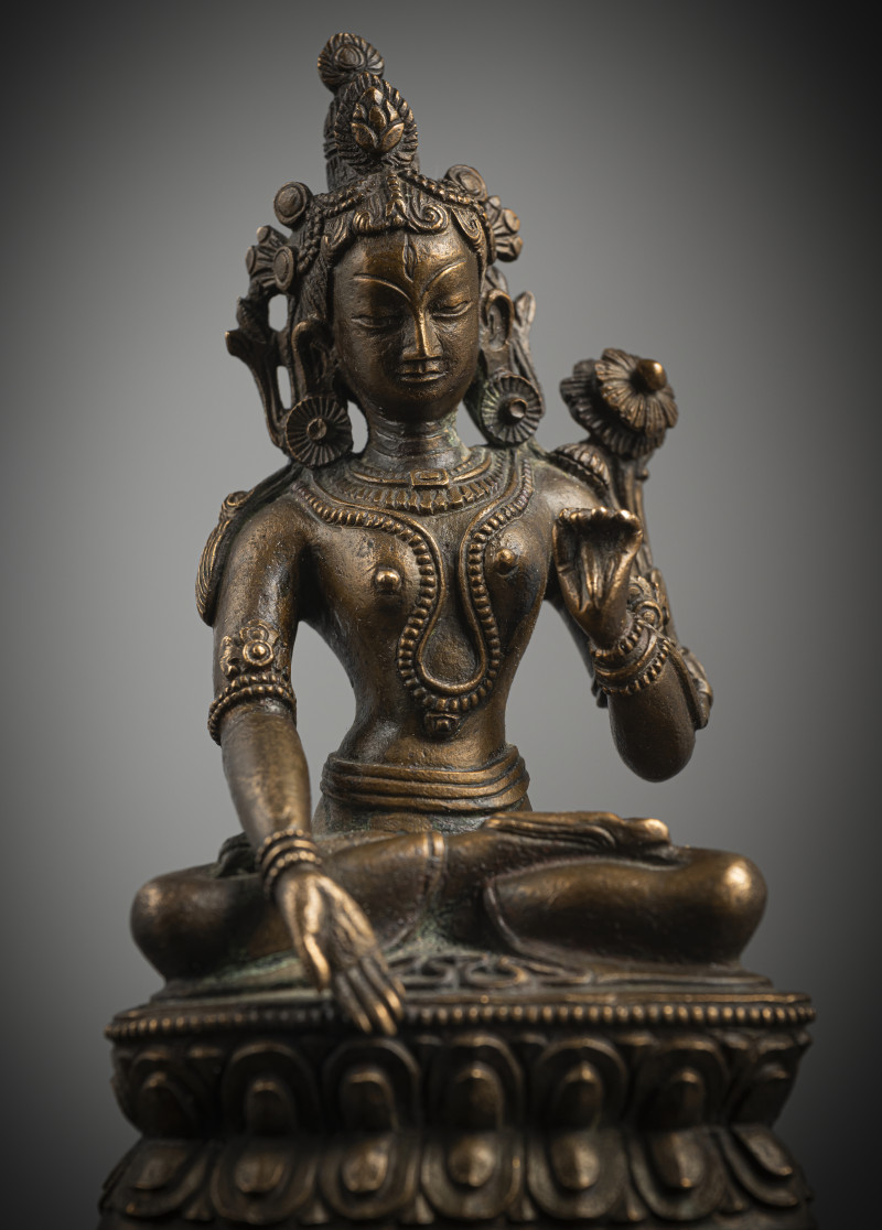 A BRONZE FIGURE OF A TARA - 图3