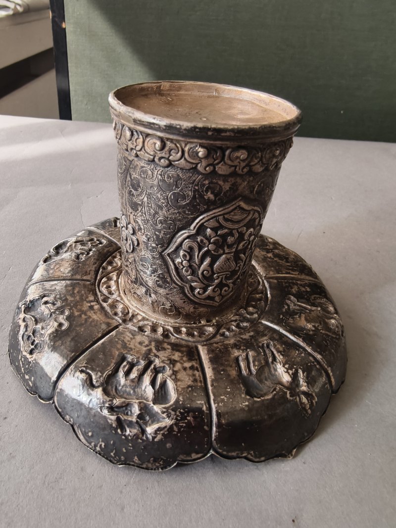 A jade bowl with stand and cover in silver with animals and floral motifs in relief - 图20