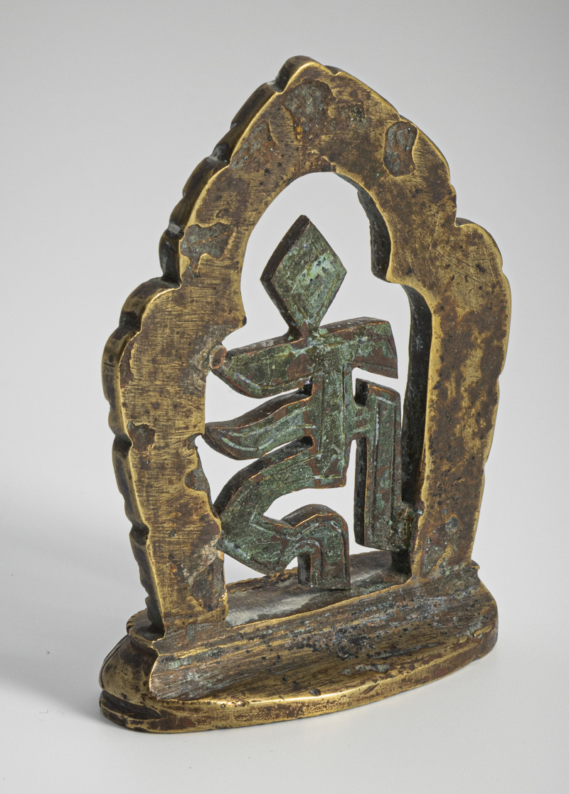 Altar emblem with Sanskrit character and a bronze of the Buddha - 图2