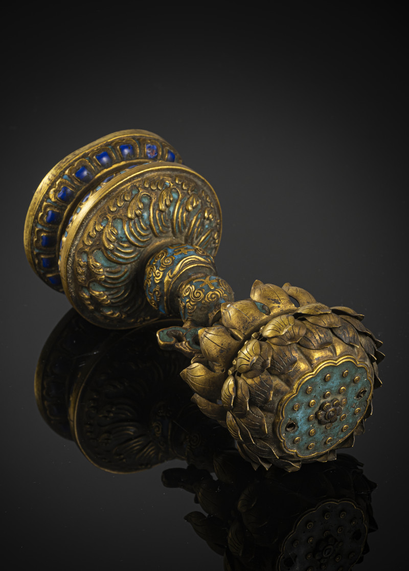 A Buddhist altar emblem made of fire-gilt copper with enamel decoration and lotus for incense sticks - 图3