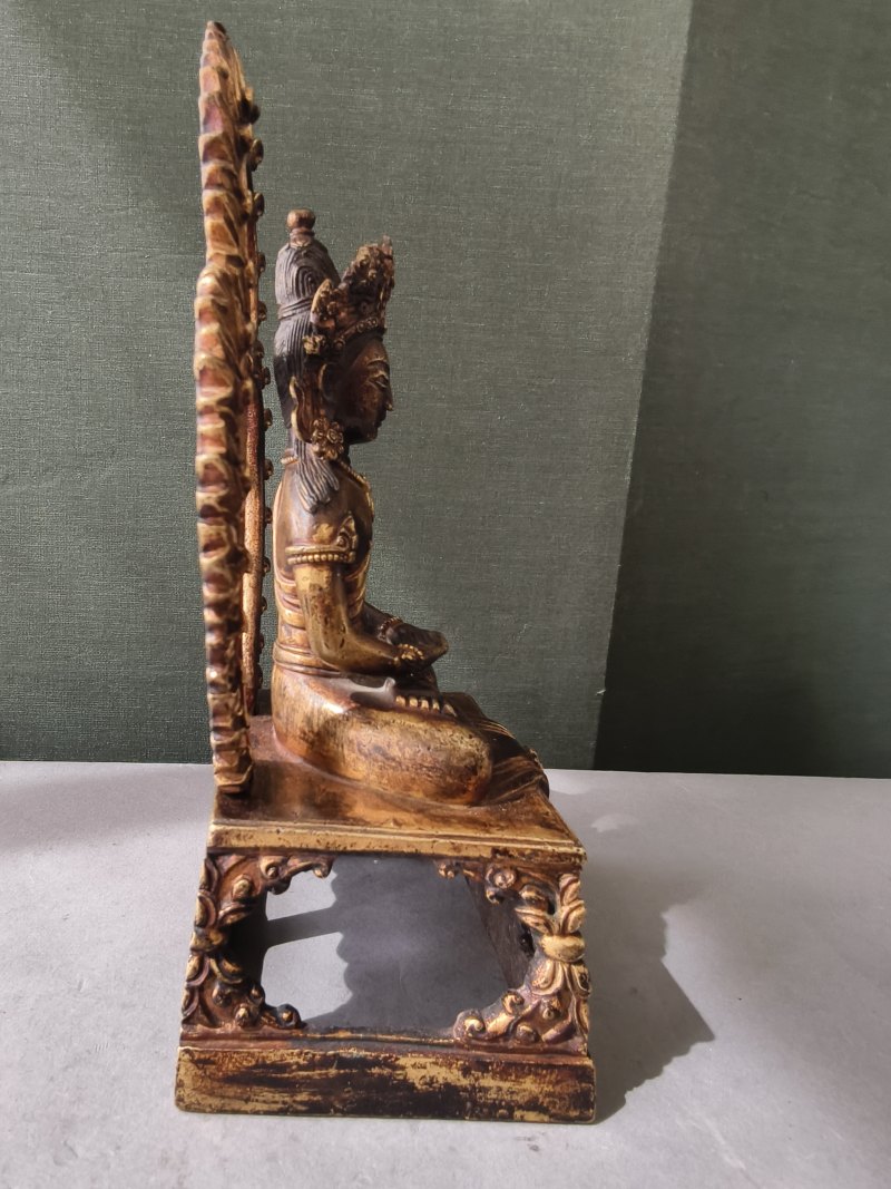 A gilt-bronze figure of Amitayus seated on a throne - 图8