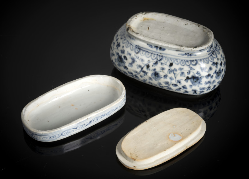 An underglaze blue decorated box and cover for writing utensils made of porcelain for the Ottoman market with insert - 图4