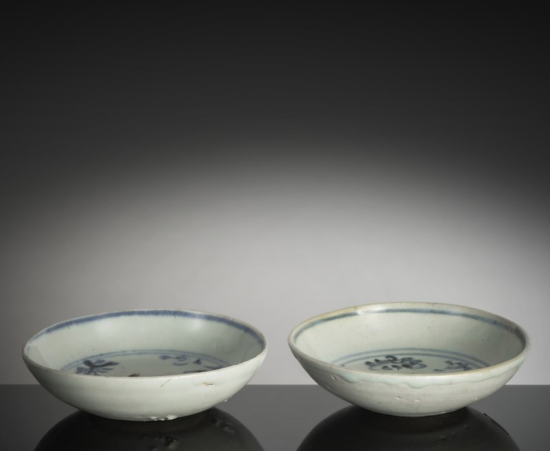 A pair of small moulded fish bowls and underglaze blue decoration - 图2