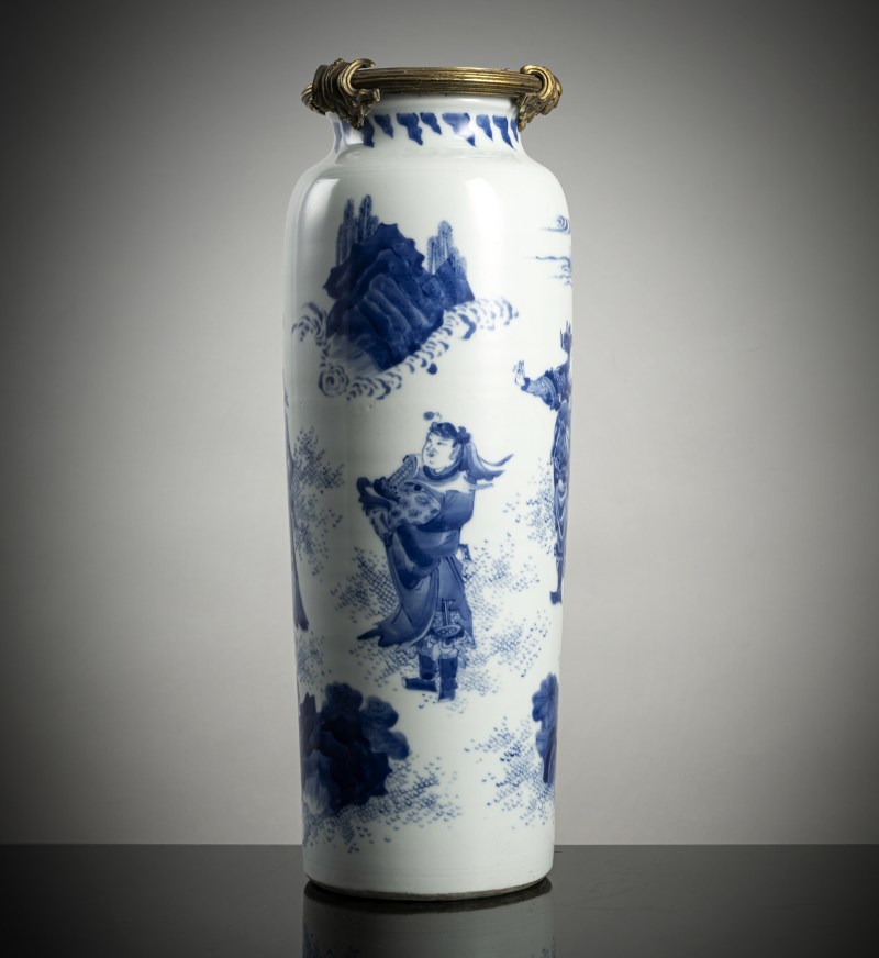 A blue and white 'warriors' sleeve vase (rolwagen) with gilt bronze mount - 图4