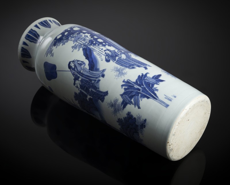 A good Transitional porcelain sleeve vase with underglaze blue decoration of a novel scene - 图5