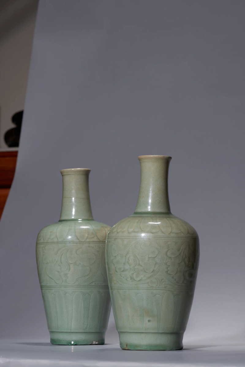 明代 龙泉窑青釉刻划缠枝花卉莲纹瓶一对 - 图9