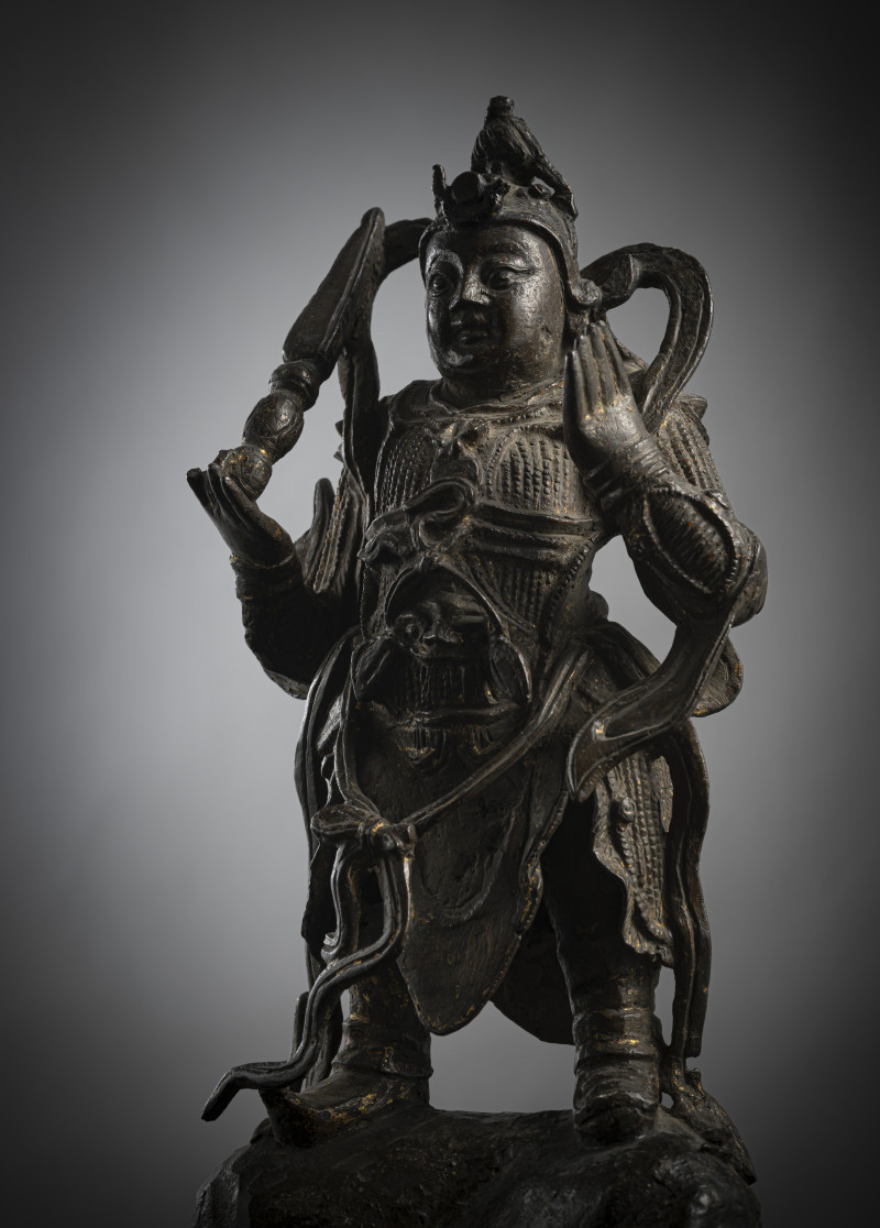 A bronze figure of standing Weituo on a stand dressed in splendid armour with traces of gilding - 图5