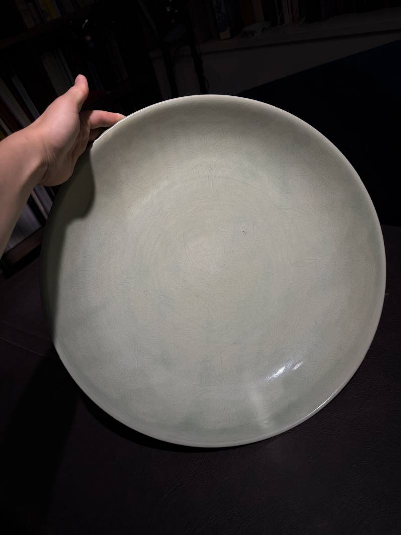 清康熙 冬青釉暗刻缠枝莲纹大盘 - 图3