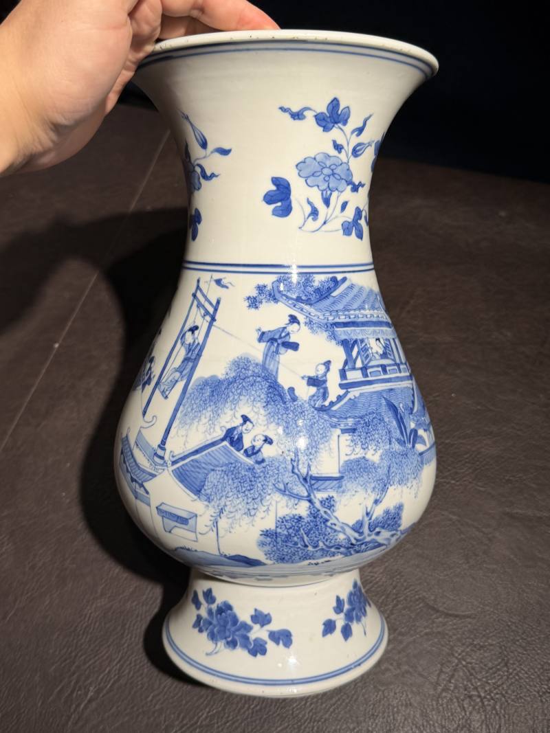 清康熙 青花庭院“杨柳荡千”图琵琶尊 - 图11