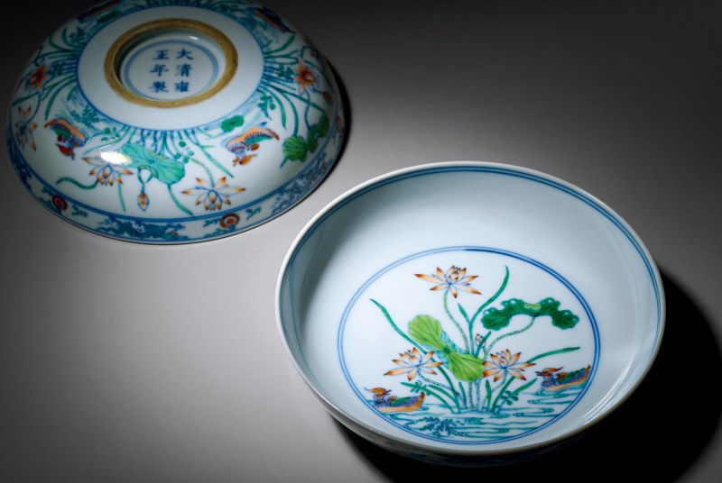 清雍正 斗彩鸳鸯荷塘图卧足盘一对 - 图2
