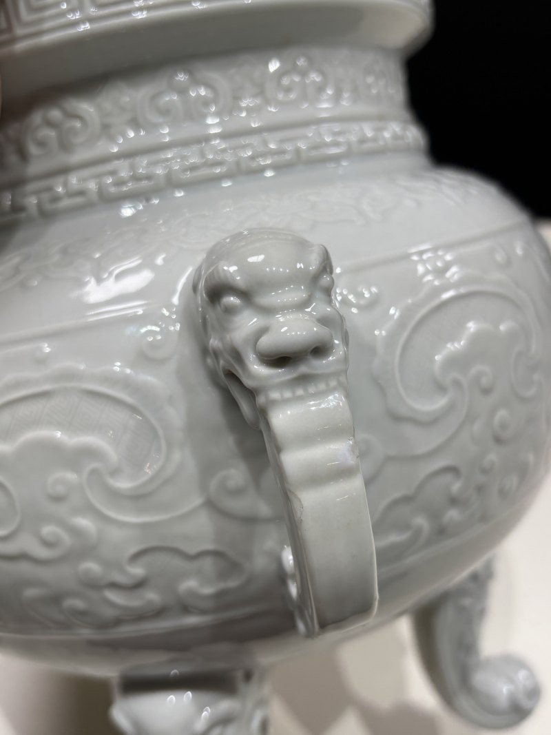 清乾隆 仿定白釉浮雕饕餮纹兽耳三足炉 - 图13