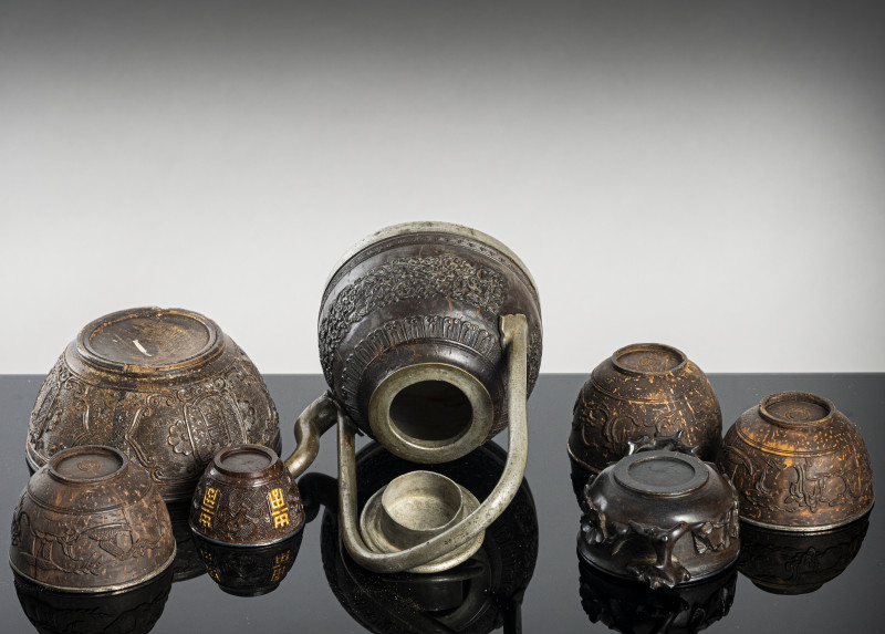 Four wine cups, a bowl and a jug made of coconut or wood and pewter - 图4