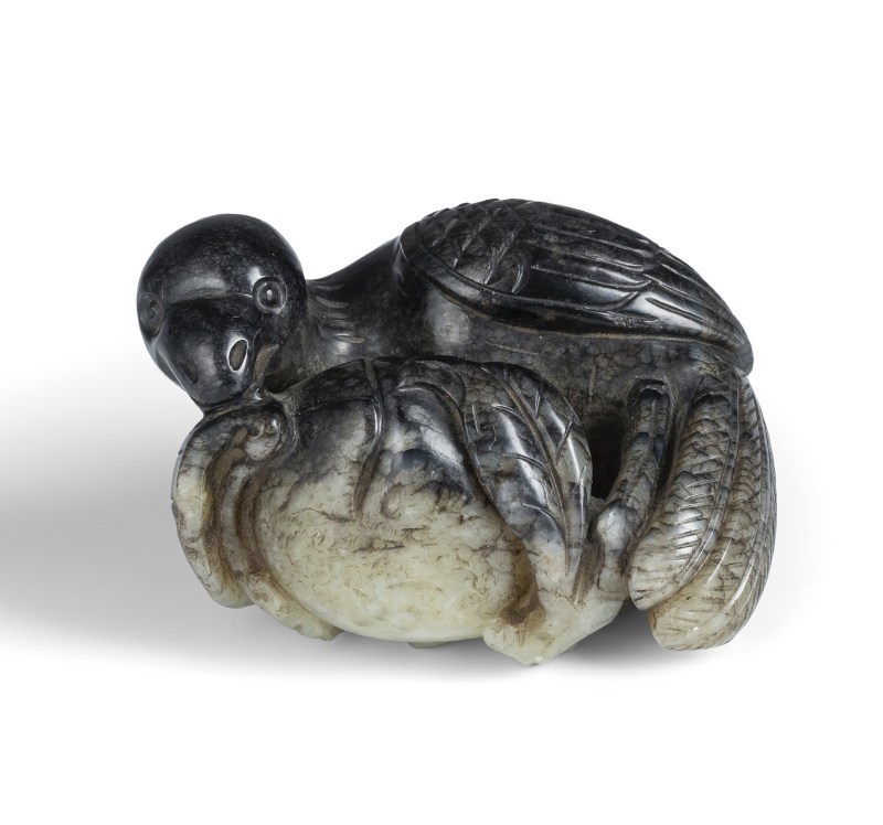 A jade carving of a parrot with fruit in green and black colouring - 图2