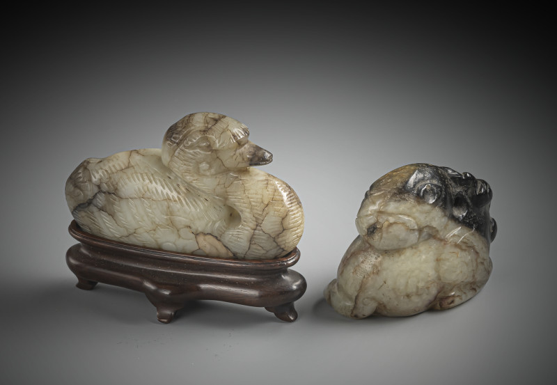 Two jade carvings: Reclining duck and seated hare made of green jade, partly with black inclusions - 图3