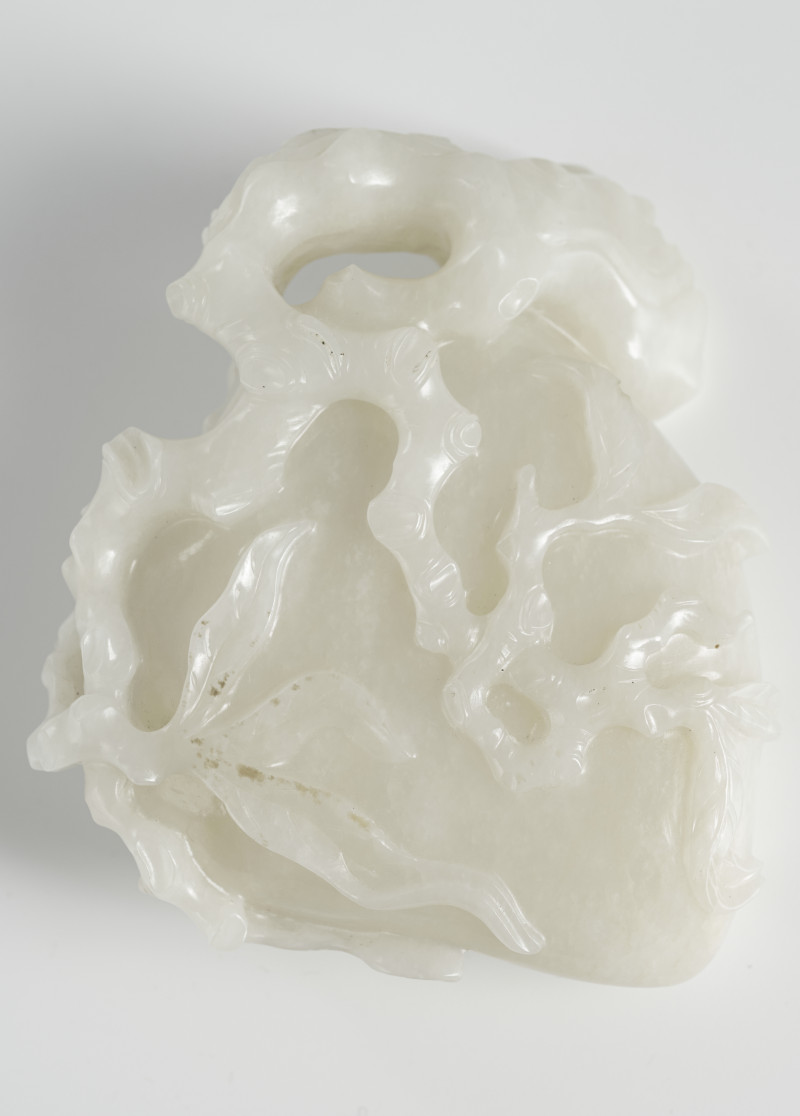 A fine carbed near white brush washer in the shape of a peach with branches and foliage in relief - 图3