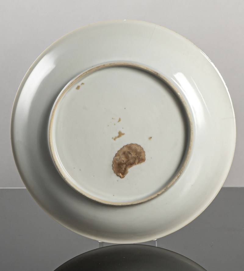 Two 'Famille rose' plates with floral decoration - 图2