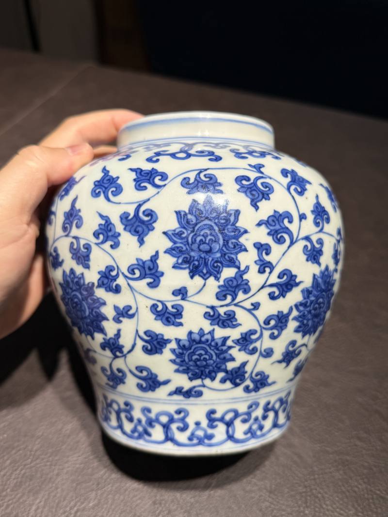 明万历 青花缠枝莲纹罐 - 图8
