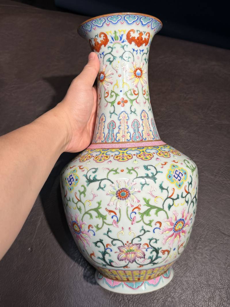 清乾隆 洋彩缠枝花卉纹瓶 - 图9