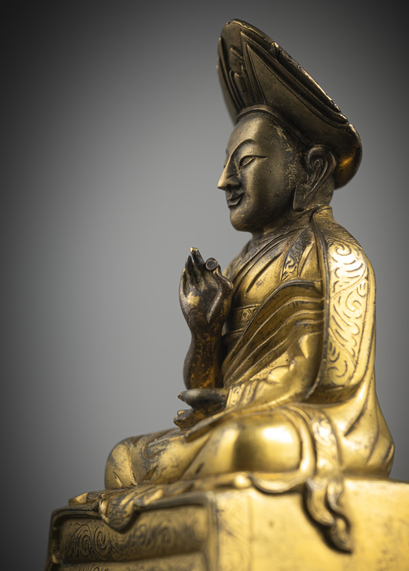 A parcel-gilt bronze figure of lama - 图3