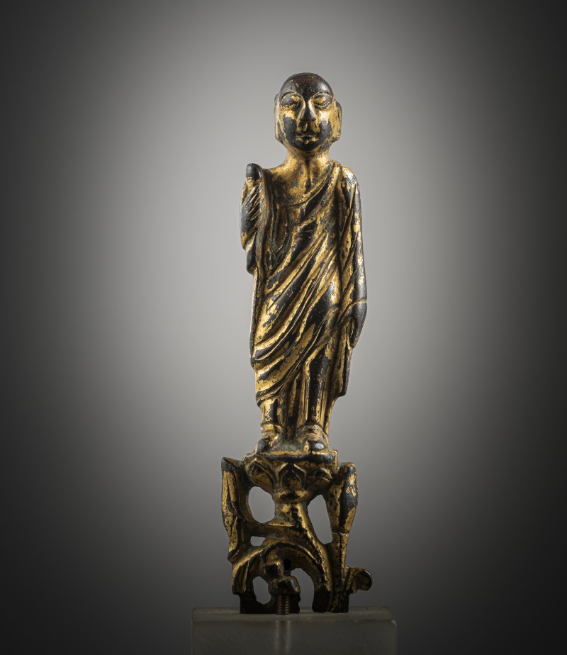 A GILT-BRONZE FIGURINE OF A LEHAN - 图5