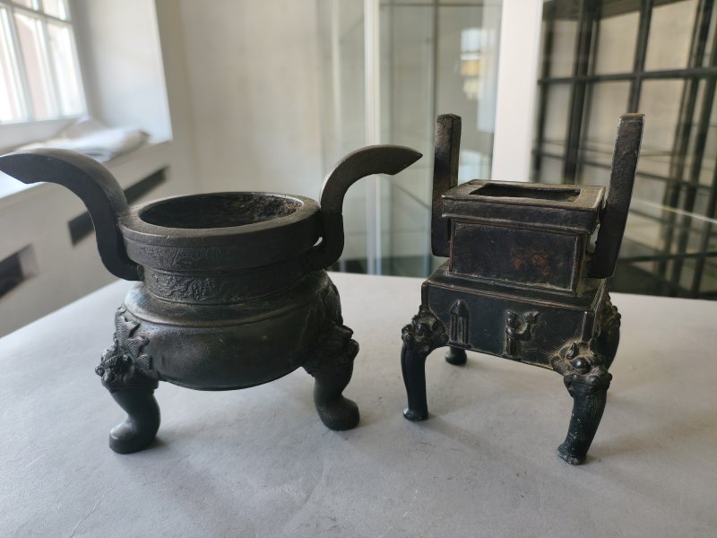 Two bronze incense burners, one on three legs, the second in the shape of a 'fang ding' - 图15