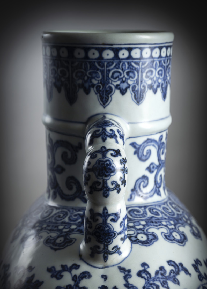 A large and rare underglaze blue decorated porcelain 'moonflask' - 图5