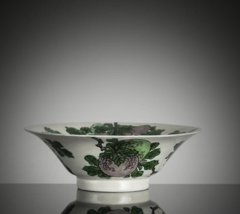 A 'Famille verte' biscuit porcelain bowl with 'Sanduo' decoration - 图4