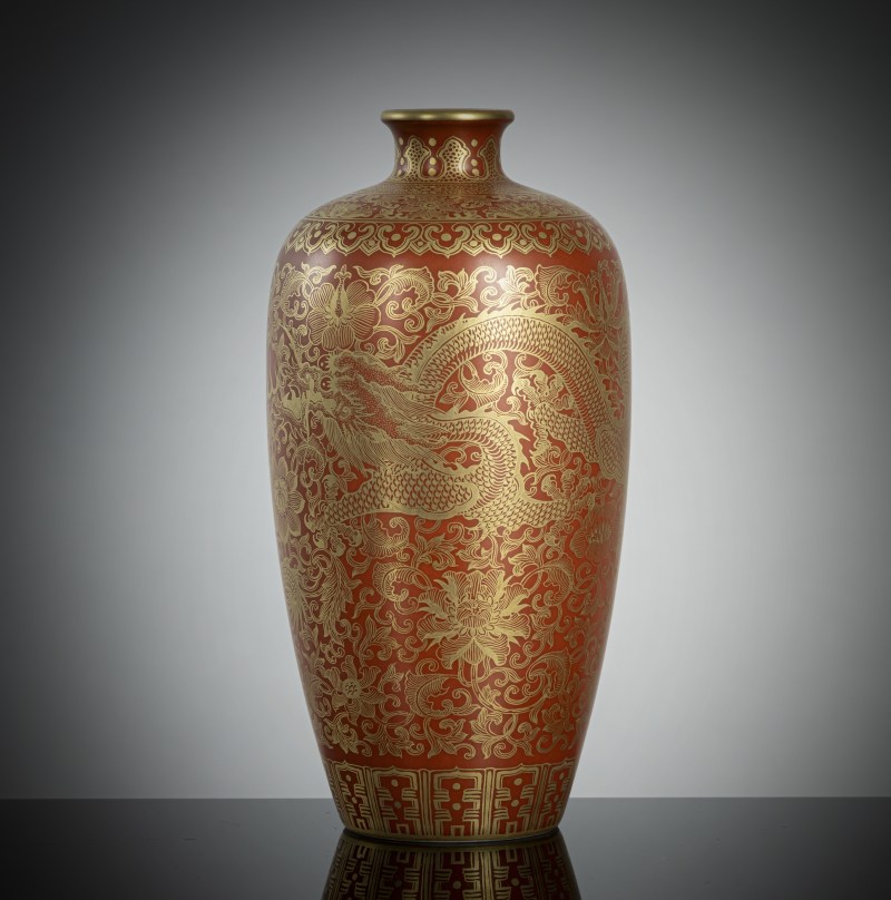 An iron-red porcelain vase with dragon decoration in gold painting - 图3