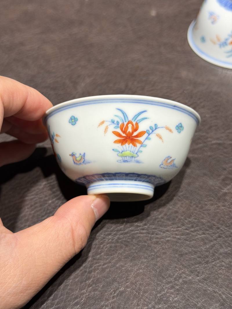 清中期 “三和堂制”款斗彩莲池鸳鸯纹茶圆一对 - 图4