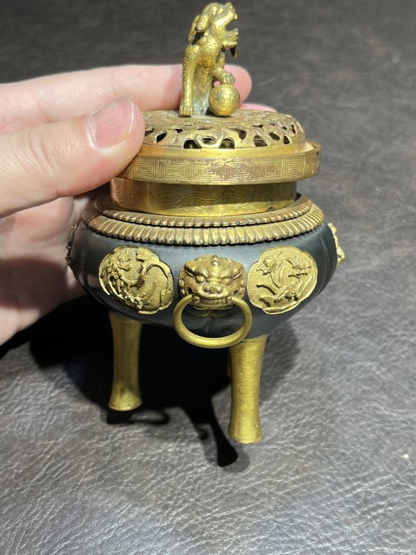 清乾隆 造办处乌铜鎏金錾花双耳狮钮三足炉 - 图8