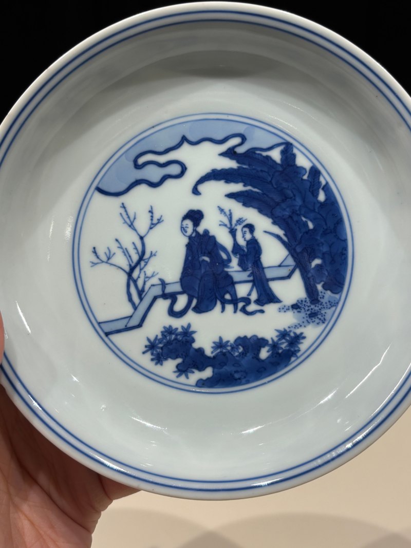 明嘉靖 青花庭院仕女图盘 - 图6