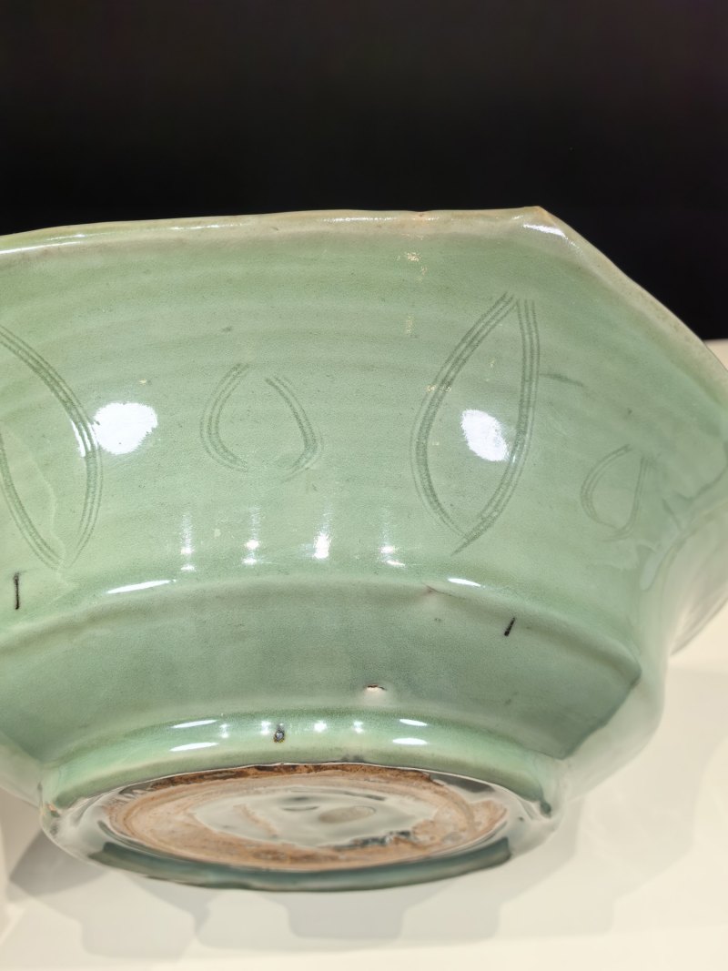 明 龙泉窑青釉刻花金钱花卉纹八方盘 - 图7