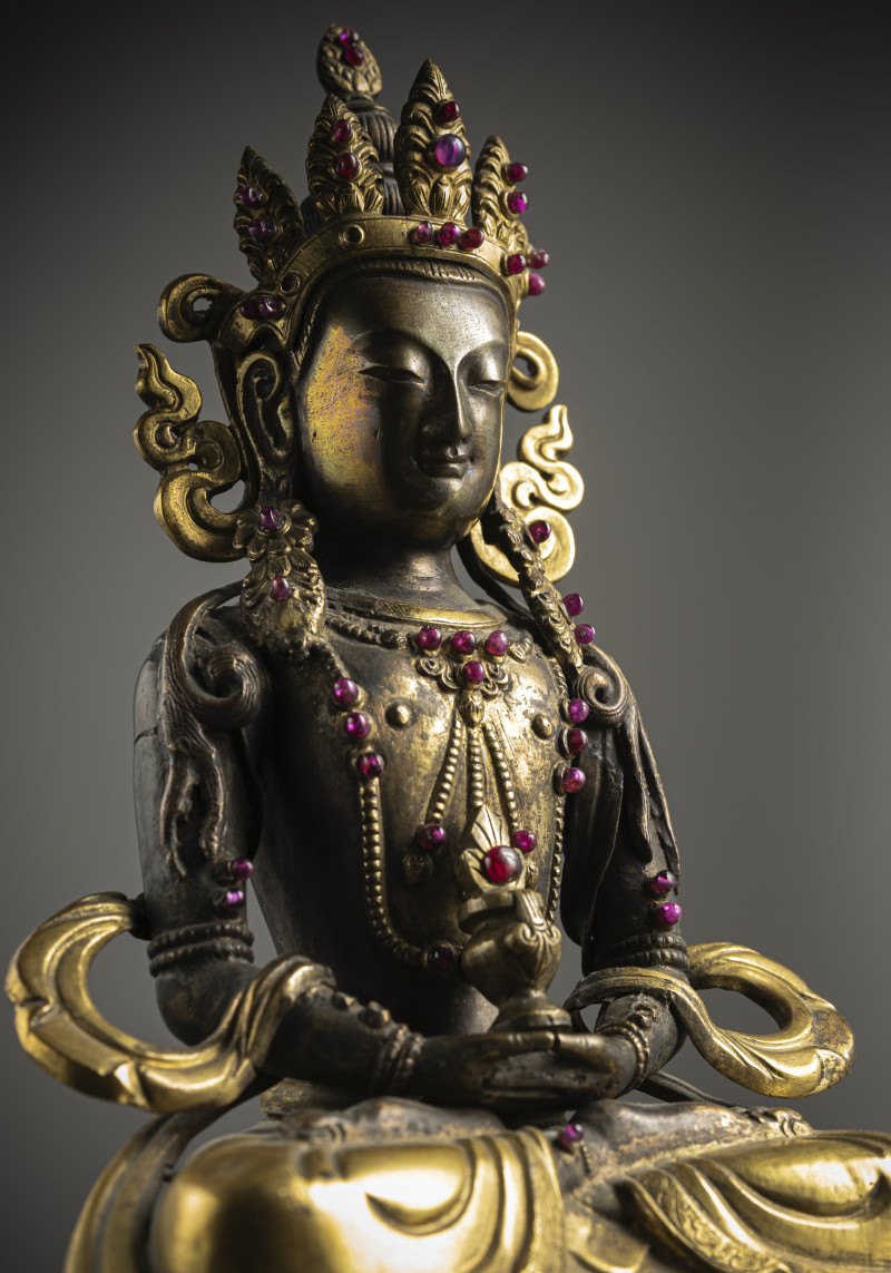 A part-gilt copper repoussé figure of Amitayus with glass and stone inlays - 图5