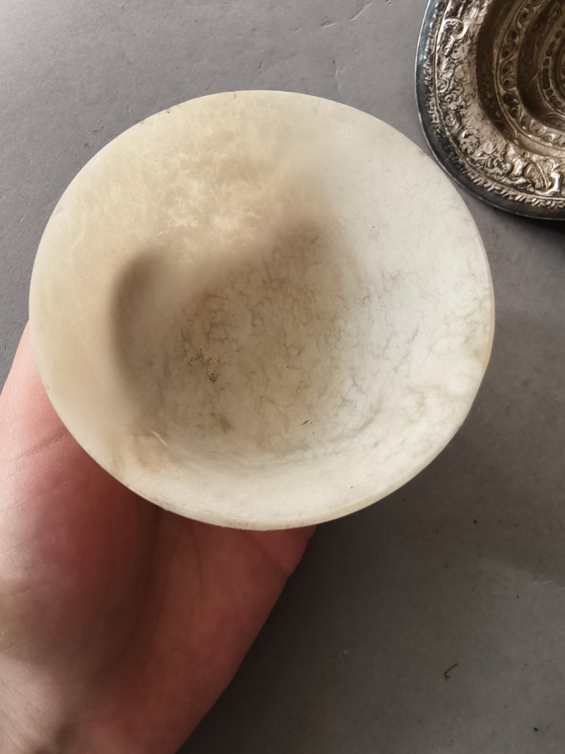 A jade bowl with stand and cover in silver with animals and floral motifs in relief - 图5