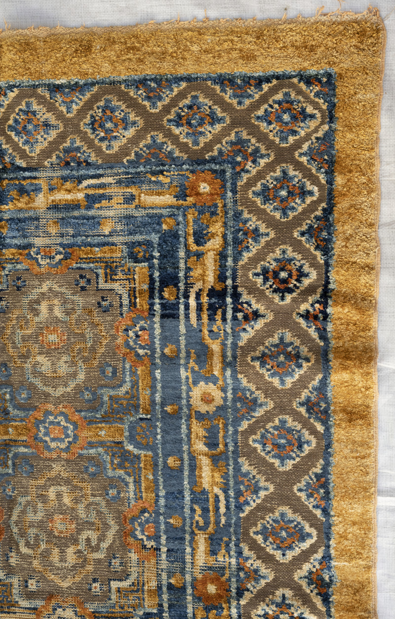 A silk carpet - 图2