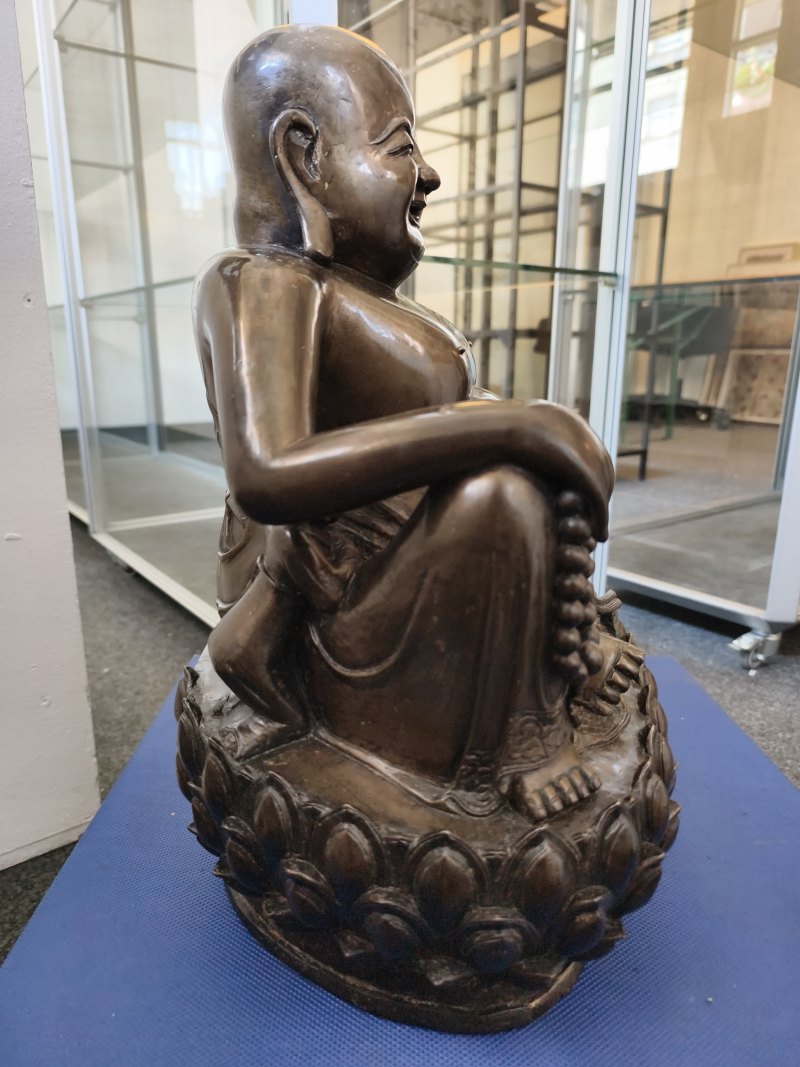A large cast bronze figure of seated Budai with boys on a lotus pedestal - 图24